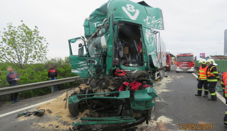 FOTO: Řidič kamionu usnul a zavinil nehodu tří náklaďáků a jednoho osobáku
