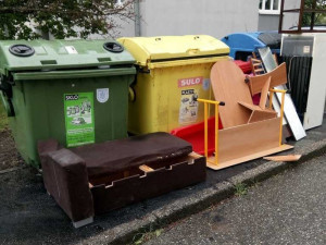 Lidé k popelnicím postavili nábytek, ledničku i pohovku. Porušili zákon o odpadech