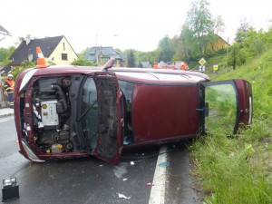 Mladá řidička se v zatáčce lekla protijedoucího náklaďáku a strhla volant. Na mokré silnici dostala smyk a auto se převrátilo na bok