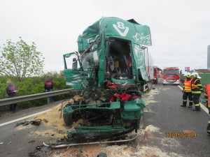 FOTO: Řidič kamionu usnul a zavinil nehodu tří náklaďáků a jednoho osobáku