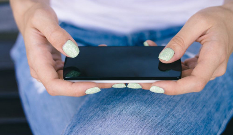 Mladá zlodějka ukradla ze sklepa motorovou pilu a pokusila se sebrat staršímu muži telefon. V minulosti byla za krádeže odsouzena