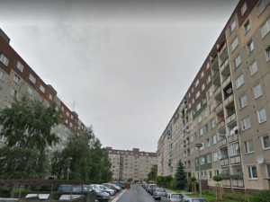 Muž vypadl z okna domu ve Fischerově ulici. Podle policie šlo o sebevraždu