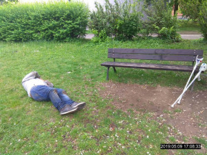 Bezdomovec o berlích proseděl celou noc na lavičce u dětského hřiště. O pár hodin později ležel v bolestech promočený na zemi