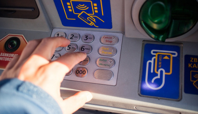 Mladík našel v bankomatu zapomenuté peníze. Nález poctivě předal policii