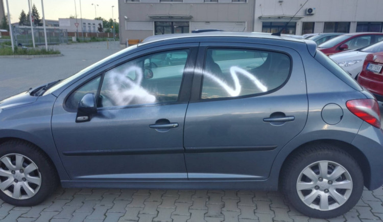 Vandal posprejoval další auta v ulici Za Vodojemem. Škoda přesáhla šedesát tisíc