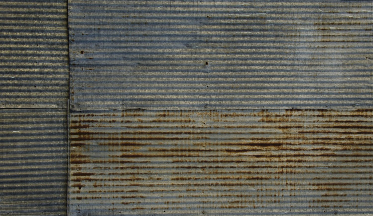 Zloděj demontoval plechy ze stěny haly zemědělského družstva. Hrozí mu vězení až na dva roky