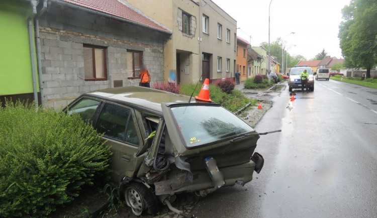 Řidič škodovky ladil rádio a přehlédl stojící auto u krajnice. Došlo ke srážce, při které byl nabouraný řidič zraněn