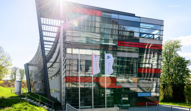Olomouckým vědcům zajistí velmi čistý vzduch v chemické knihovně nová aparatura