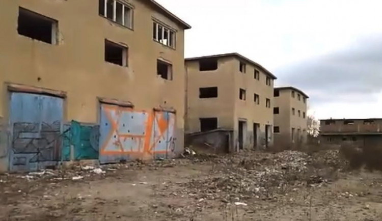 POLITICKÁ KORIDA: Co by podle zastupitelů mělo vzniknout na místě prodaných vojenských skladů u Baumaxu?