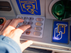 Mladík našel v bankomatu zapomenuté peníze. Nález poctivě předal policii