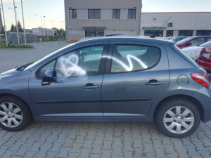 Vandal posprejoval další auta v ulici Za Vodojemem. Škoda přesáhla šedesát tisíc