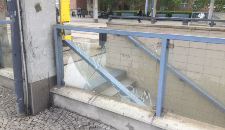 U hlavního nádraží vandal rozbil skleněnou výplň u vchodu do podchodu