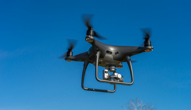 Zloděj z lavičky sebral tašku, ve které byl dron. Majiteli způsobil škodu za téměř 25 tisíc