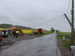 Řidič kamionu při couvání návěsem zachytil dráty. Poškodil dva sloupy vedení