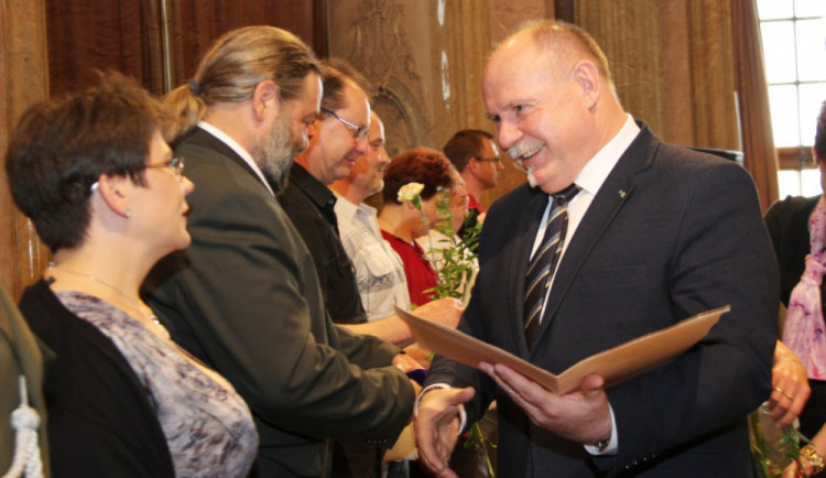 Zlaté kříže předal dárcům krve hejtman Olomouckého kraje