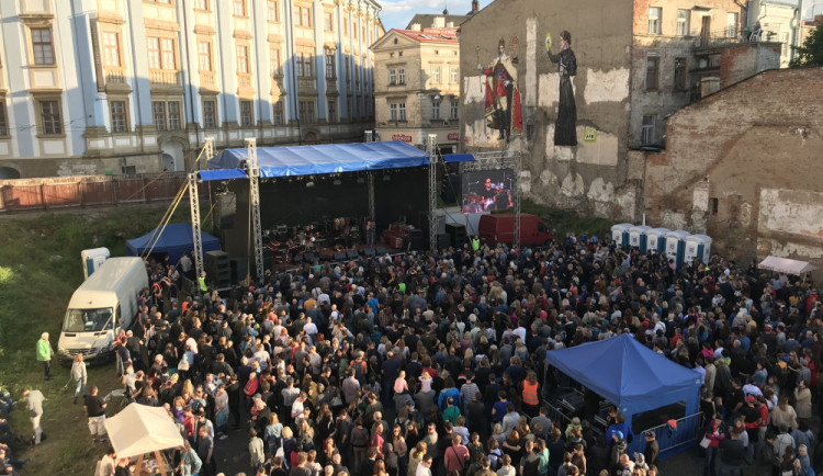 Do proluky pod selfie krále přišly na koncert proti Staňkovi stovky lidí