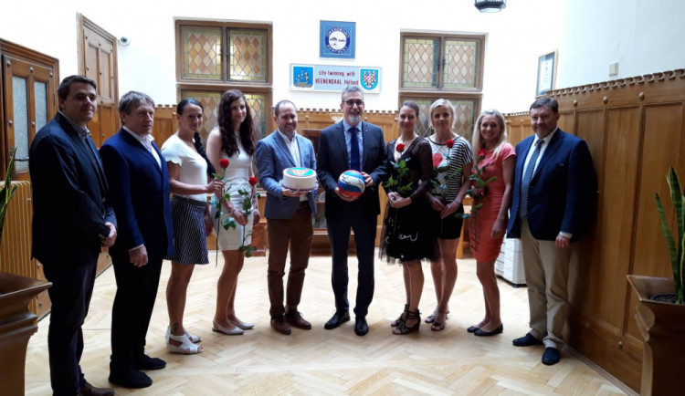 FOTO/VIDEO: Olomoucké volejbalové mistryně přijal na radnici primátor