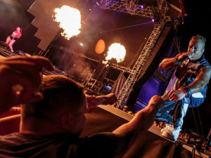 BLESKOVÁ SOUTĚŽ: Vyhrajte triko a vstupenky na 90' s Explosion Open Air festival v Brně