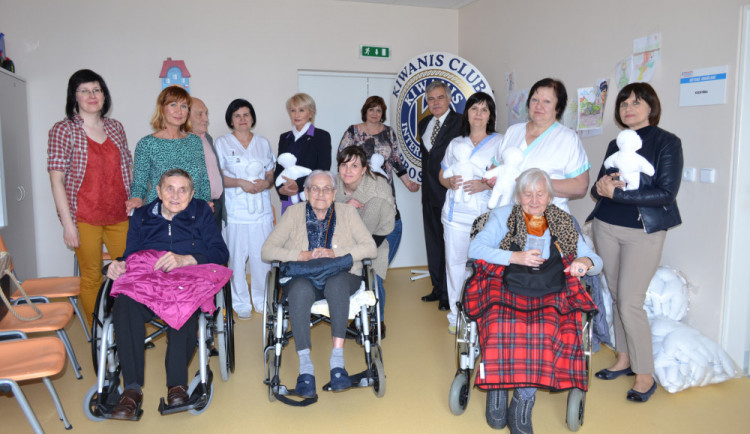 Seniorky z Přerova ušily pro děti z prostějovské nemocnice přes sto panenek Kiwanis