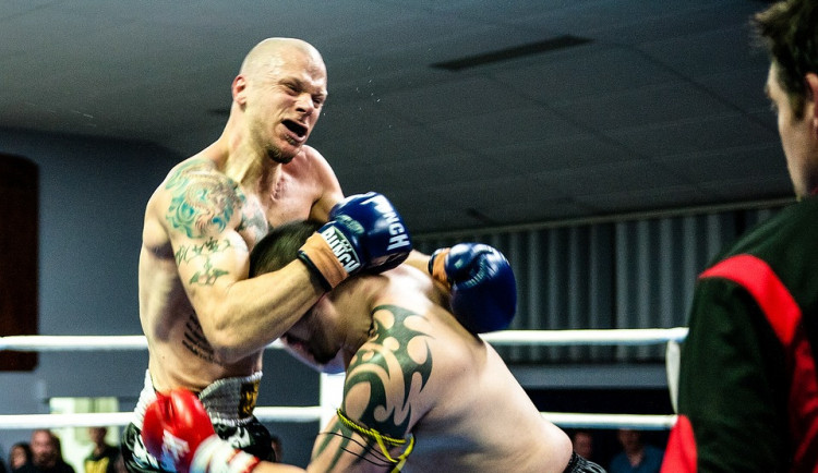 Trenér slíbil boxerům soustředění v Thajsku. Vybral od nich peníze a letenky nekoupil