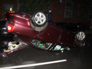 Řidička zničila dvě zaparkovaná auta, své auto otočila na střechu