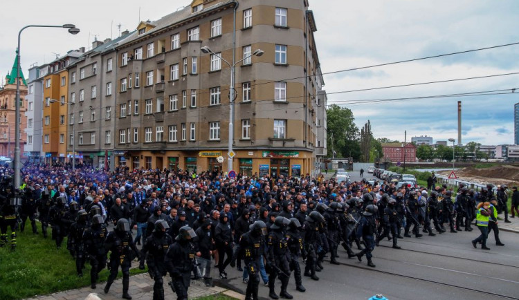 FOTOGALERIE/VIDEO: Pochod městem i povedená chorea. Fanoušci Slavie a Baníku obsadili Olomouc