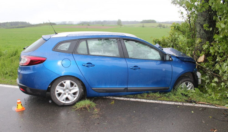 Řidič nezvládl svůj vůz, vyjel s ním ze zatáčky a naboural do stromu. Pro spolujezdce přiletěl vrtulník