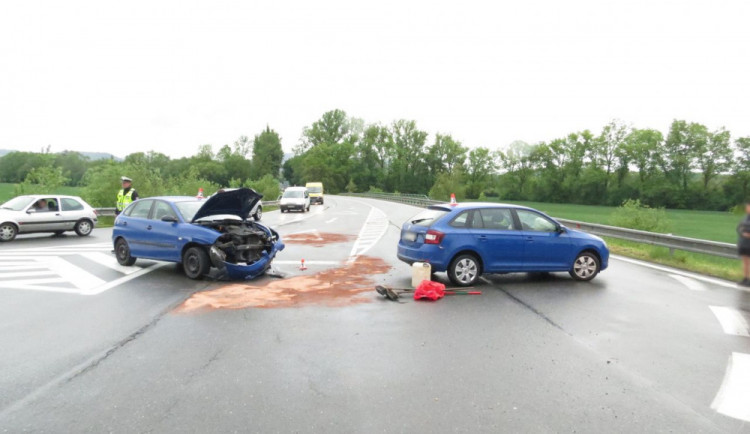 Muž nedal přednost řidičce. Při nehodě vznikla škoda za dvě stě tisíc