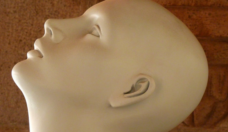 Kolemjdoucího vyděsila nehybně ležící postava pod autem. Strážníci zjistili, že šlo o figurínu