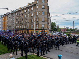 FOTOGALERIE/VIDEO: Pochod městem i povedená chorea. Fanoušci Slavie a Baníku obsadili Olomouc