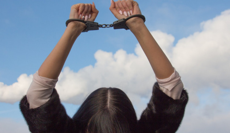 Opilou ženu naštvalo, že by měla strávit noc na záchytce. Do policistů kopala a plivala na ně