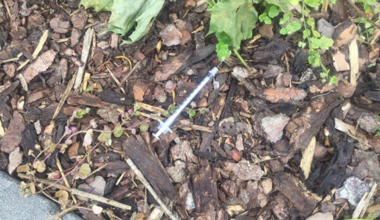 Strážníci řešili tento týden už tři nálezy injekčních stříkaček. K nádraží museli hned dvakrát