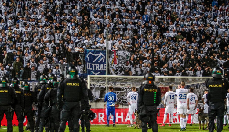 Policisté jsou kritizováni za zásah na Andrově stadionu. Podle nich byl adekvátní