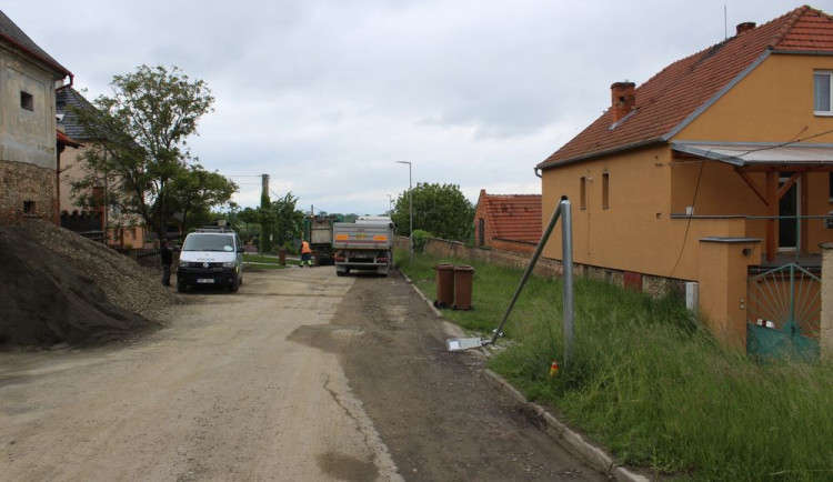 Řidič nákladního auta přetrhl vedení a zlomil sloup veřejného osvětlení