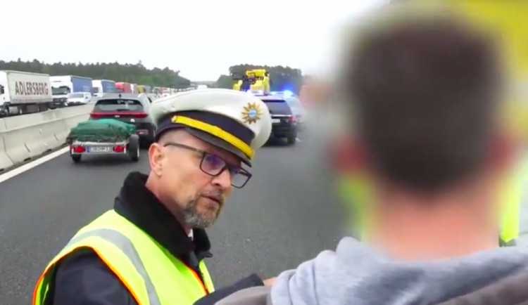 VIDEO: Chcete vidět mrtvé lidi? Vyfotit si je? Německý policista vyškolil českého řidiče
