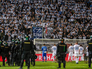 Policisté jsou kritizováni za zásah na Andrově stadionu. Podle nich byl adekvátní