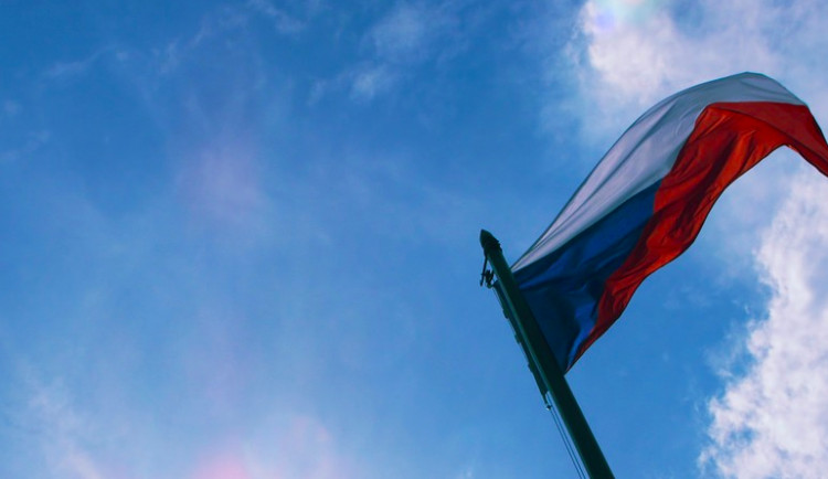 V Bouzově někdo ukradl u volební místnosti státní vlajku