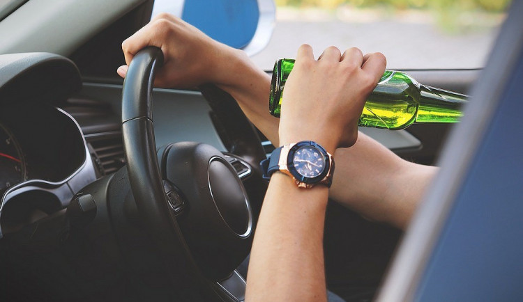 Opilý muž řídil tažené vozidlo na laně, při kontrole nadýchal půl promile