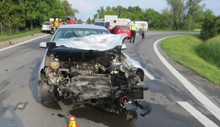 U křelovského nadjezdu došlo k nehodě tří vozidel, dvě osoby musely do nemocnice