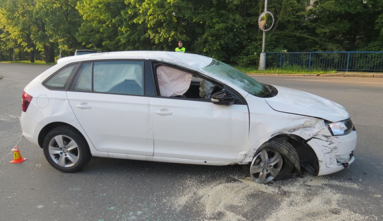 Seniorka vjela v křižovatce autem na patník, narazila do bagru a skončila přetočená na střeše