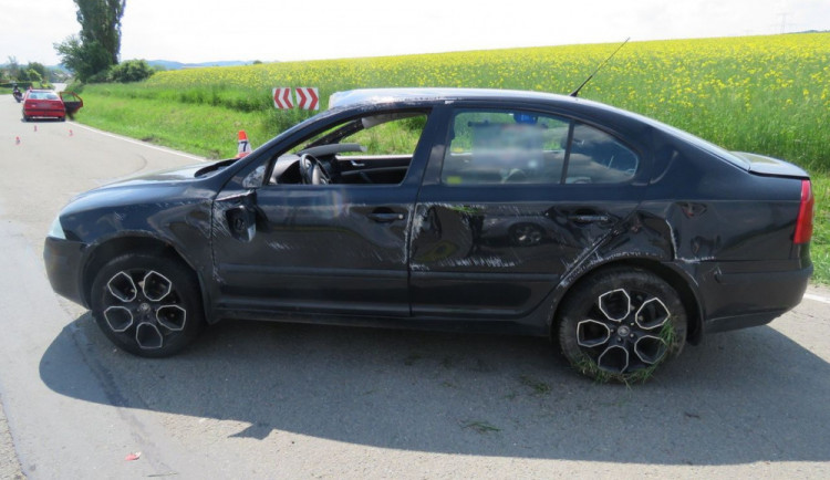 Řidička škodovky nedala přednost v křižovatce autu jedoucímu po hlavní silnici. Řidič utrpěl zranění