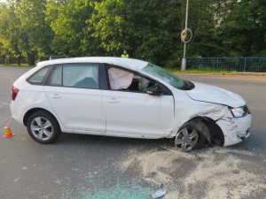 Seniorka vjela v křižovatce autem na patník, narazila do bagru a skončila přetočená na střeše