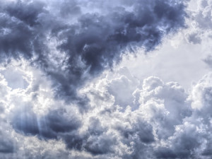 POČASÍ NA ÚTERÝ: Dnes bude převážně zataženo, místy se objeví bouřky