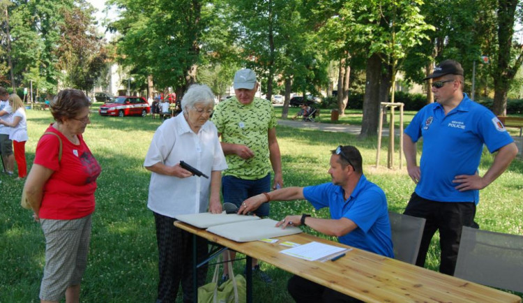 Senioři si dnes mají možnost vyzkoušet střelbu na laserové střelnici nebo sportovní disciplíny. Umožní jim to akce Aktivní senior