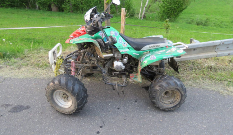 Řidič čtyřkolky vjel rychle do zatáčky, dostal smyk a havaroval. Utrpěl zranění a nadýchal přes dvě promile