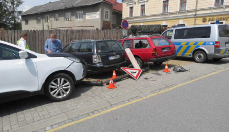 Řidič nezvládl průjezd zatáčkou. Narazil do auta a lampy, která poškodila další vůz