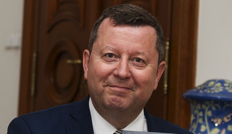 Končící ministr Staněk se dnes setká s prezidentem. Proti jeho odstupu je komunista Filip