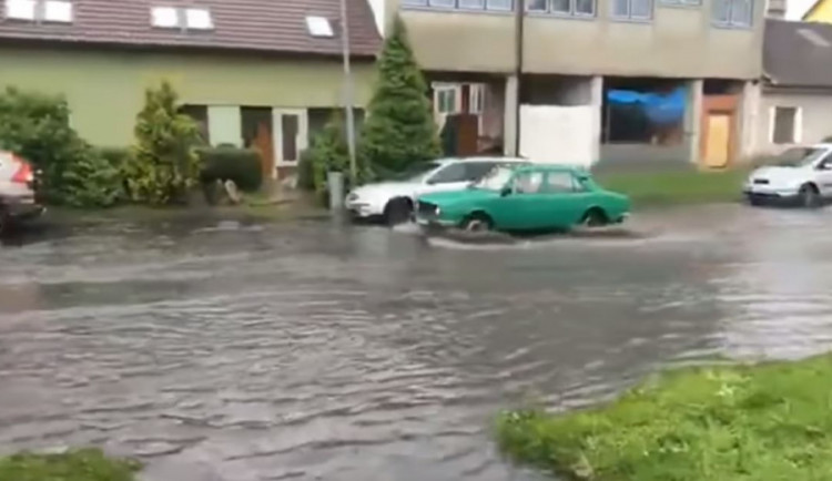AKTUÁLNĚ: Silný déšť zaplavil Dolní Novosadskou ulici v Olomouci