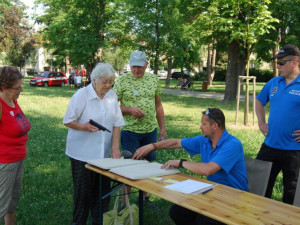 Senioři si dnes mají možnost vyzkoušet střelbu na laserové střelnici nebo sportovní disciplíny. Umožní jim to akce Aktivní senior