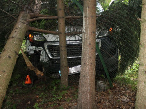 Devatenáctiletý řidič dodávky usnul během jízdy. Auto narazilo do plotu a stromů